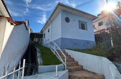 Casa com terreno amplo para venda em São Lourenço MG