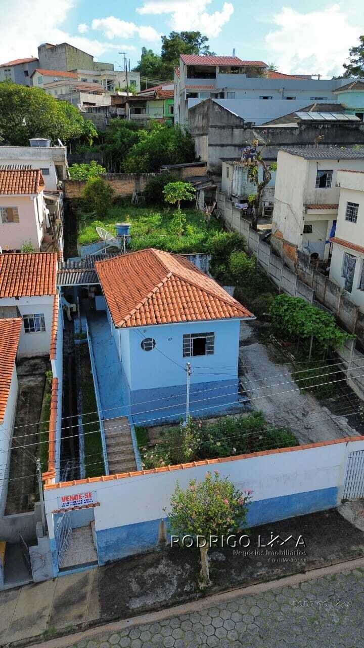 Casa com terreno amplo para venda em São Lourenço MG