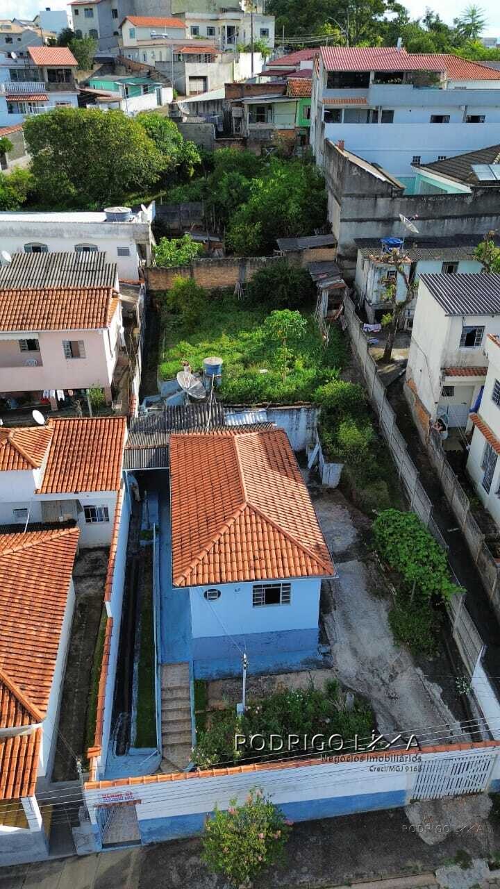 Casa com terreno amplo para venda em São Lourenço MG