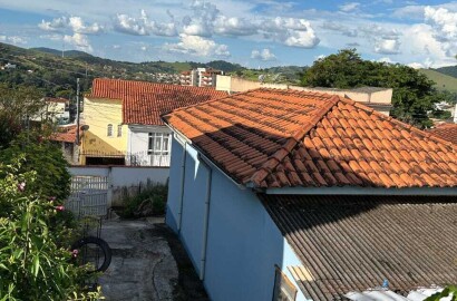 Casa com terreno amplo para venda em São Lourenço MG